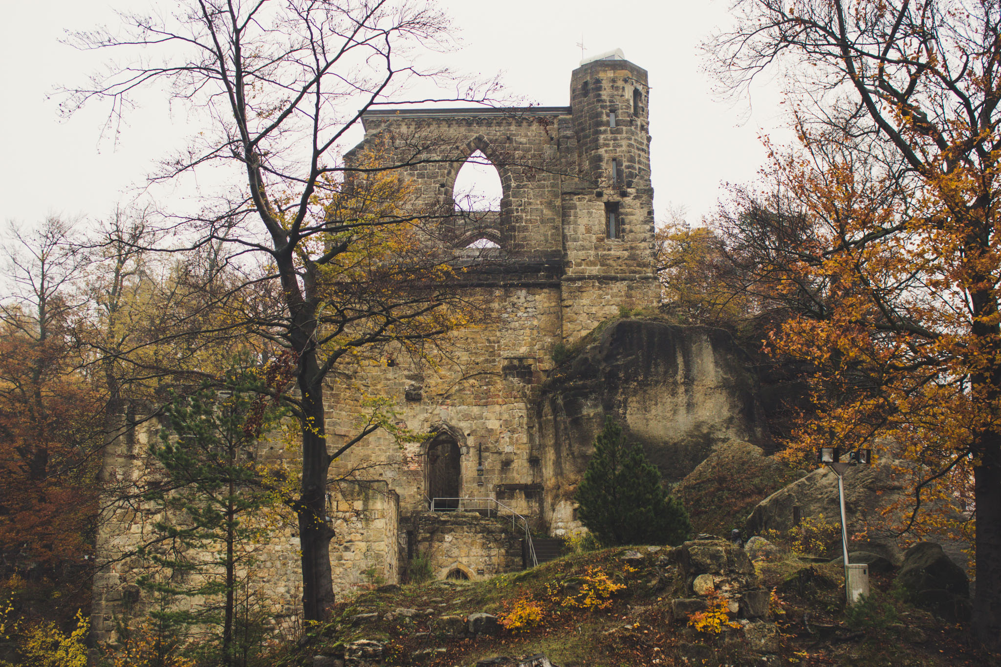 Romantischen Ruinen der böhmischen Königsburg und des Klosters Oybin | Berg- und Talfahrt