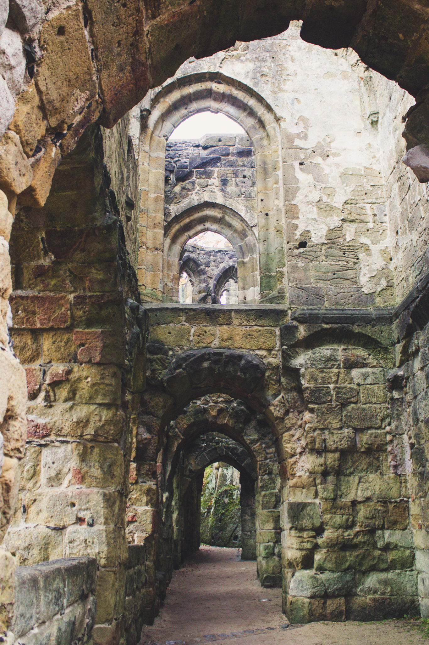 Die Ruinen der Klosterkirche| Berg- und Talfahrt