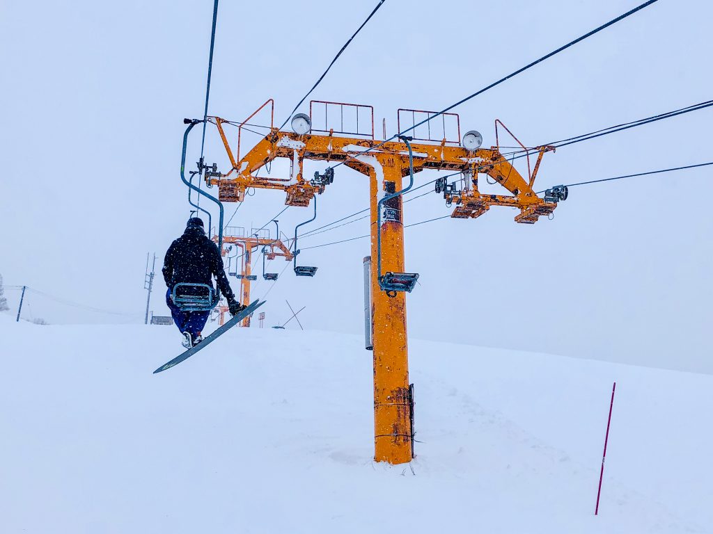Einer Sessellift Pippu Skigebiet | Berg- und Talfahrt