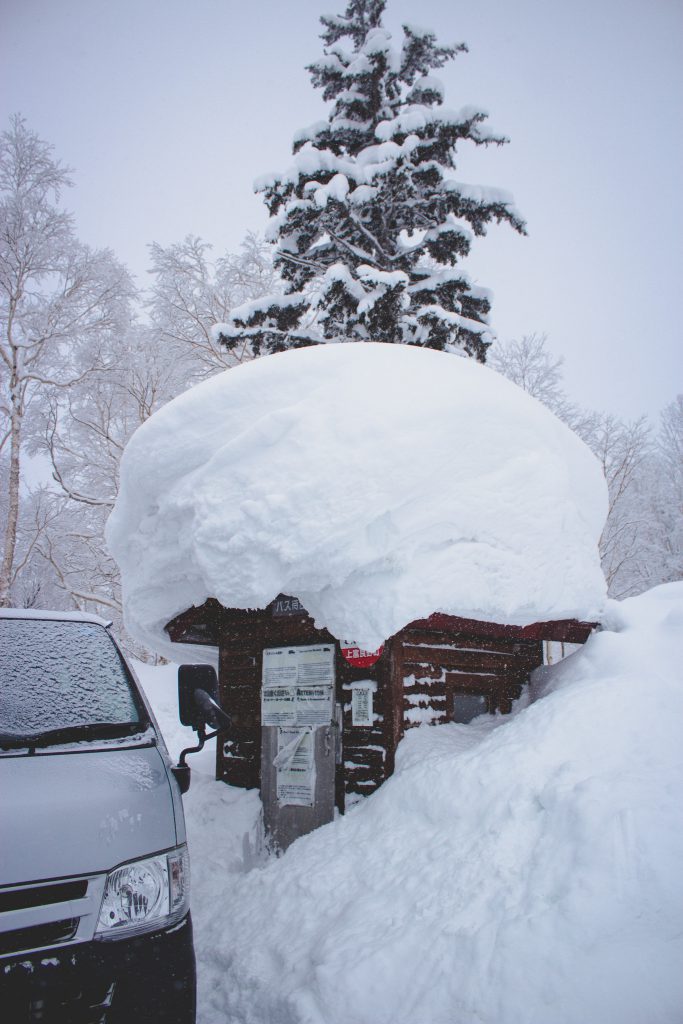 Snow Pillow, Hütte mit Neuschnee | Berg- und Talfahrt