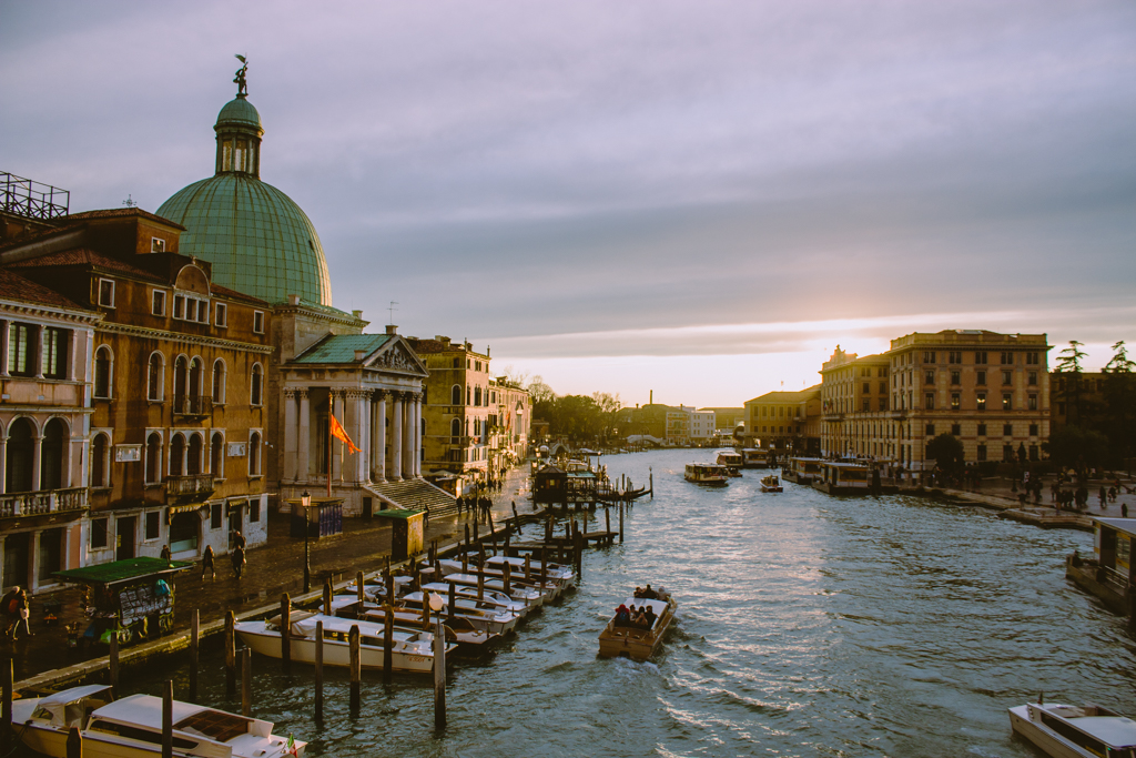 Wenn man vom Bahnhof raus kommt, wirkt Venedig sofort wie eine Hollywood Kulisse, so malerisch sieht alles aus, Venedig, Italien.