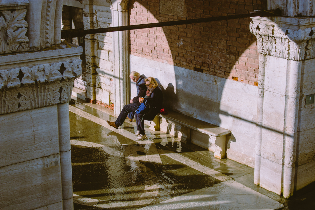 Ein rastendes Pärchen in Venedig, Italien.