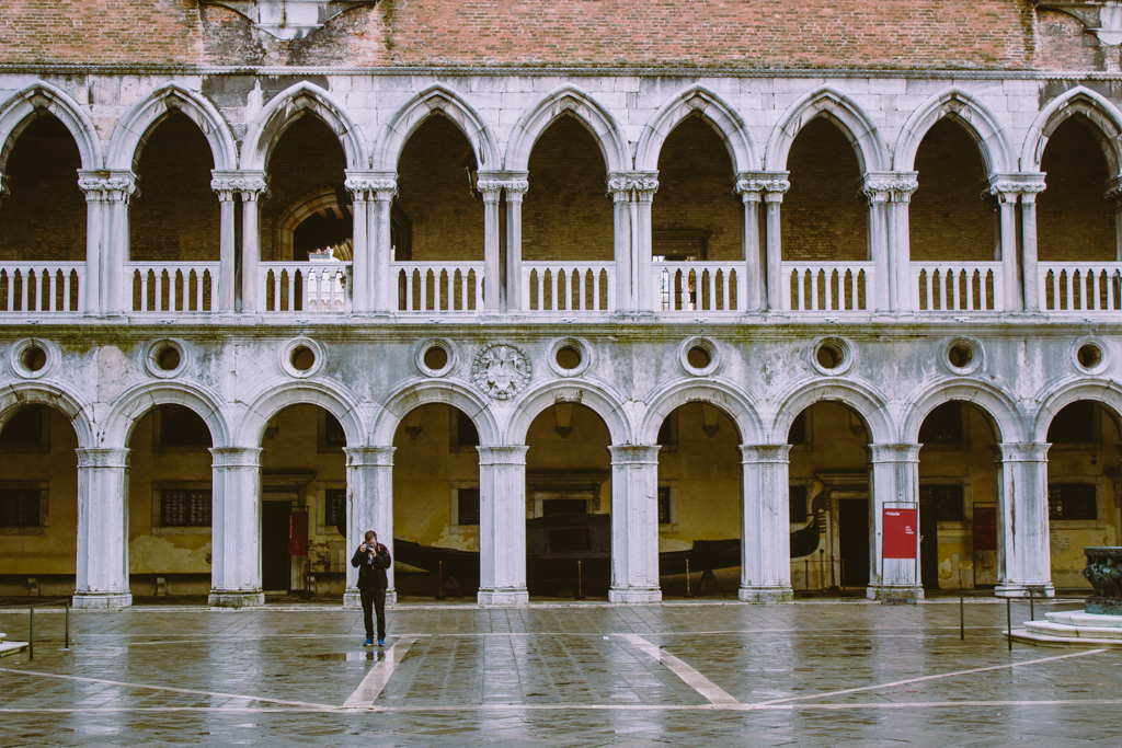 Hans beim Filmen im Dogenpalast. Venedig, Italien.