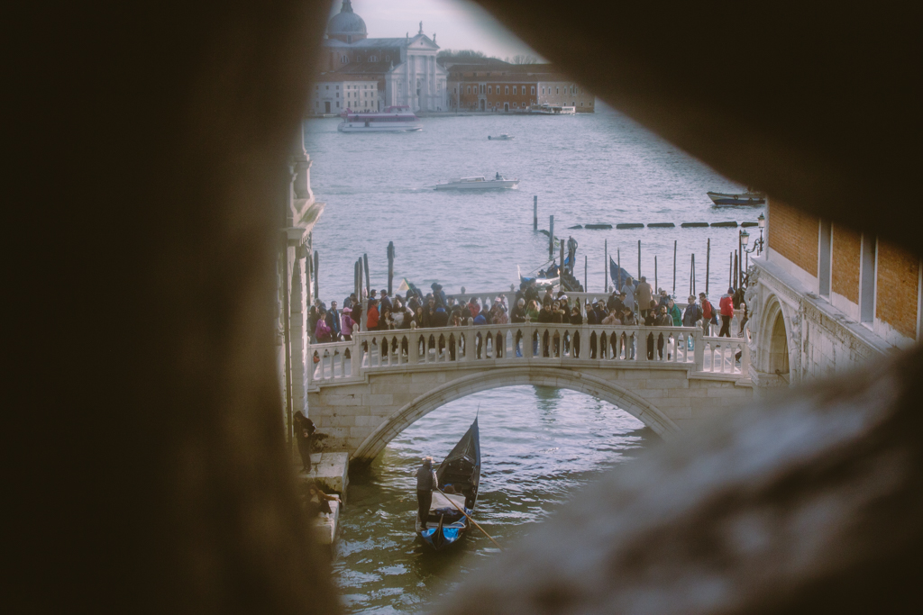 Blick von der Seufzerbrücke (ehemalige Brücke vom Dogenpalast zum Gefängnis) 
auf die Ponte della Paglia. Venedig, Italien. 