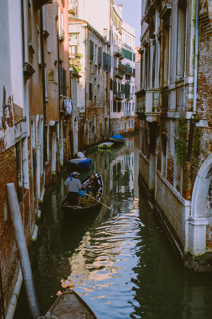 Überall fahren Gondeln durch die kleinen, süßen Kanäle. Venedig, Italien.