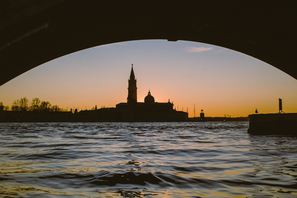 Sonnenuntergang mit der San Giorgio Maggiore-Kirche. Venedig, Italien.