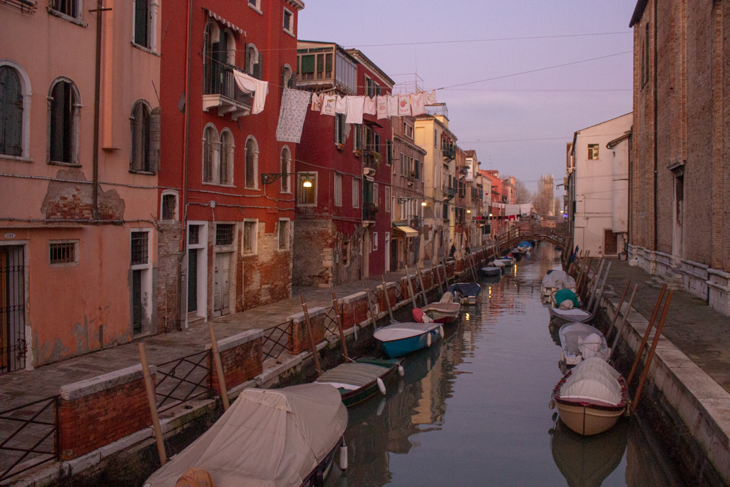 Durch die ganzen Hochwasser sind die unteren Fassaden meistens schon sehr marode. 
Oft darf Erdgeschoss auch nicht mehr gewohnt werden. Venedig Italien.
