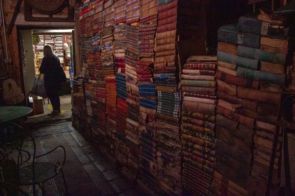 Libreria Acqua Alta. In diesem Buchladen wirkt alles völlig durcheinander und chaotisch. Die meisten Bücher sind nicht in Regalen, sondern liegen einfach rum - unter anderem in                        Gondeln aus Venedig und in alten Badewannen. Oft wurde der Laden schon vom Hochwasser überschwemmt (daher der Name), hier seht ihr die nassen Überreste davon. Venedig Italien