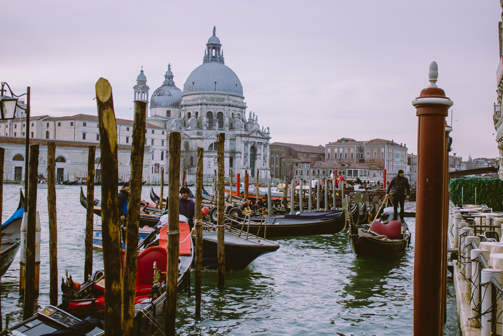 Blick auf den Großen Kanal und die Santa Maria della Salute. Venedig Italien