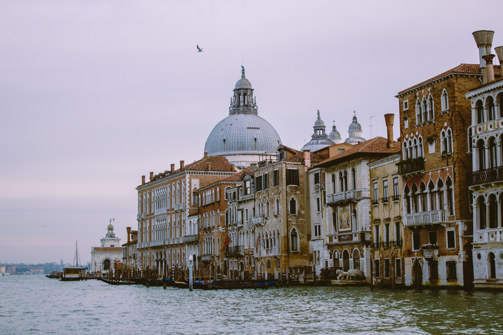 Schifftsfahrt durch den Großen Kanal. Die Fassaden sind so unglaublich schön faziert, dass man sich den früheren Reichtum gut vorstellen kann. Venedig Italien.