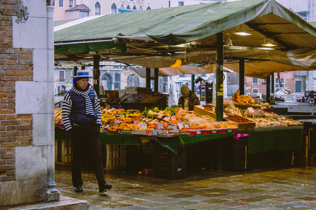 Gondoliere auf dem Gemüsemarkt.  Venedig Italien