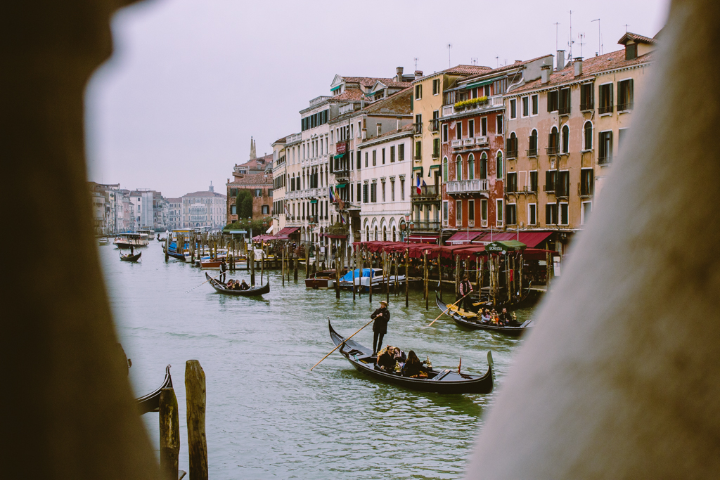 Blick von der bekannten Rialtobrücke. Venedig Italien. 