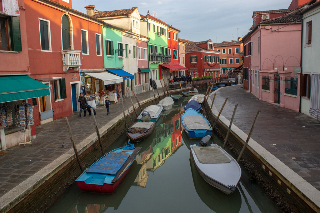 Nur 1h mit dem Boot entfernt befindet sich die malerische Insel Burano, welche für ihre bunten Fischerhäuser und gemütlichen Restaurants bekannt ist. Burano, Venedig, Italien. 