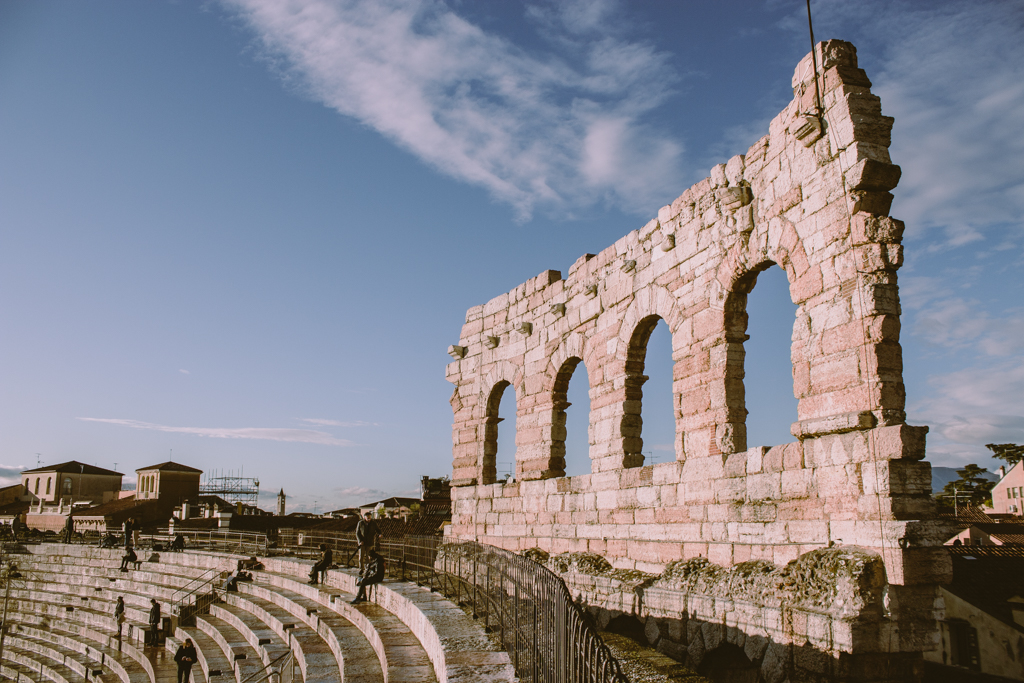 In römischer Zeit fasste die Arena über 30.000 Zuschauer und wurde für Gladiatorenkämpfe und Wettkämpfe genutzt, Verona, Italien.