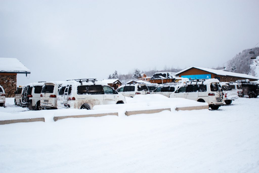 Skigebiet Parkplatz Tetnuldi.
Da man immer mit dem Taxi fahren muss und die Schnee-/Spurrillen teilweise unüberwindbar sind, setzen hier alle auf einen 4x4 Mitsubishi Delica. 
Das Auto dem die Georgier vertrauen.
