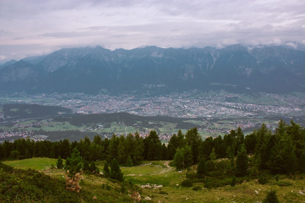Blick vom Zirbenweg auf Innsbruck.