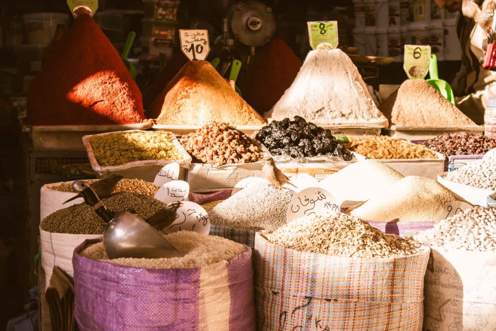 In Marokko gibt es kaum richtige Supermärkte. Einwohner (und hier Spatzen) kaufen alles lebensnotwenige auf den Märkten. | Berg- und Talfahrt