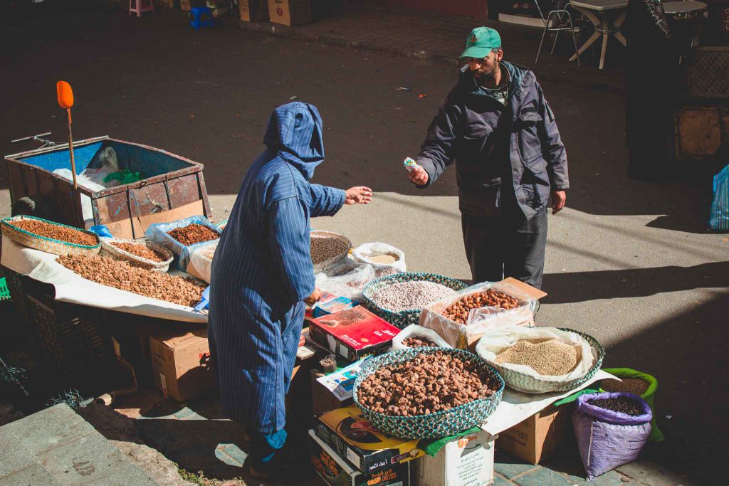 Marokko, Händler mit Datteln und Nüssen | Berg- und Talfahrt