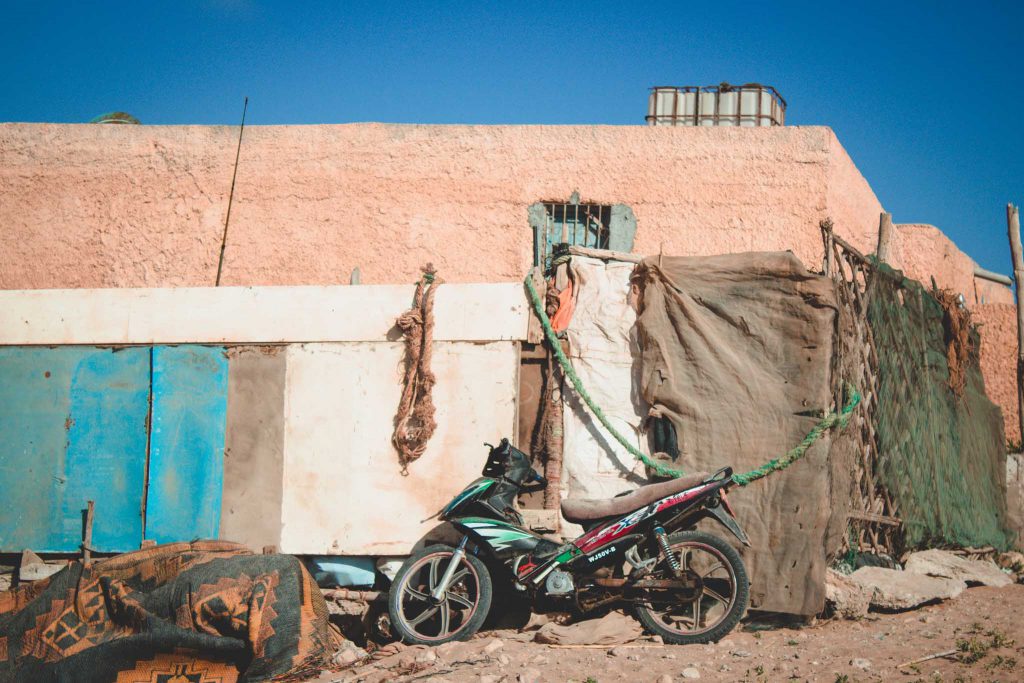 Fischerort Sidi Toual Moped an Hauswand | Berg- und Talfahrt