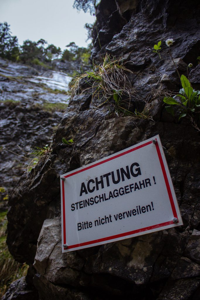 Steinschlag und Öffnungszeiten Wolfsklamm Tirol | Berg- und Talfahrt