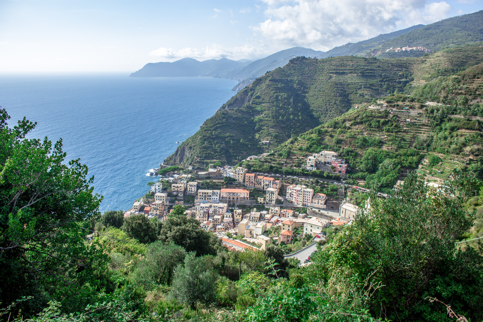 Riomaggiore - Italien.
Blick von oben auf die Steilküste, Riomaggiore und die Weinfelder.