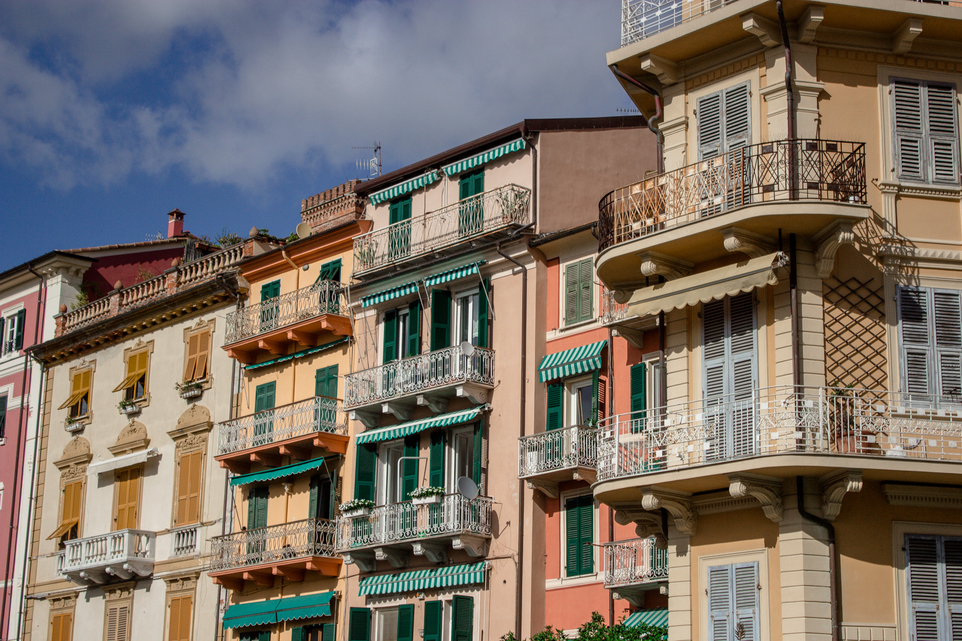 Lerici. Überall in Ligurien sehen die Häuserfassaden so schön bunt aus, haben kleine Balkone und Holz-Fensterläden.