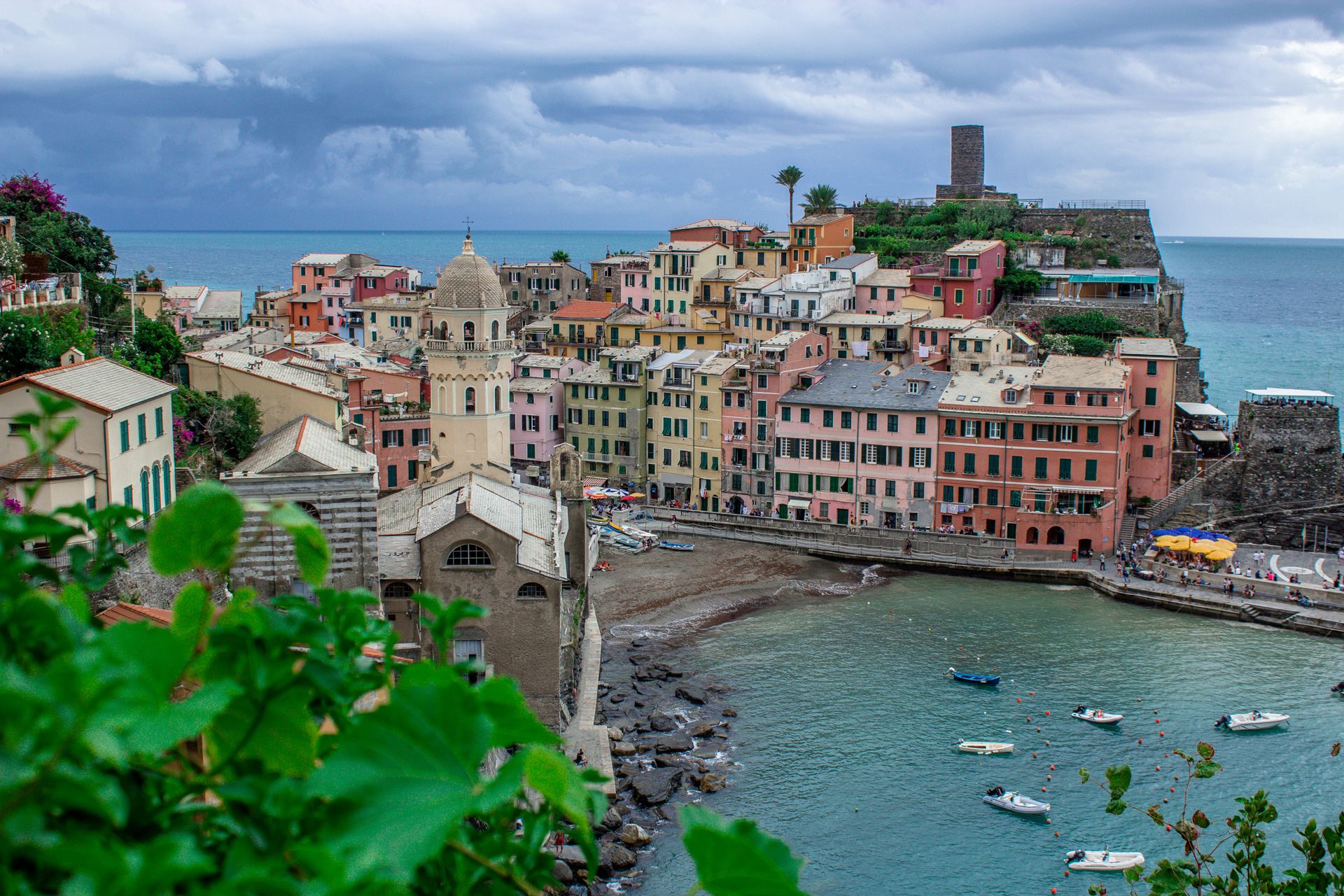 Vernazza - Cinque Terre.
Im malerischen Hafen gehen die Einheimischen und Touristen gerne baden.