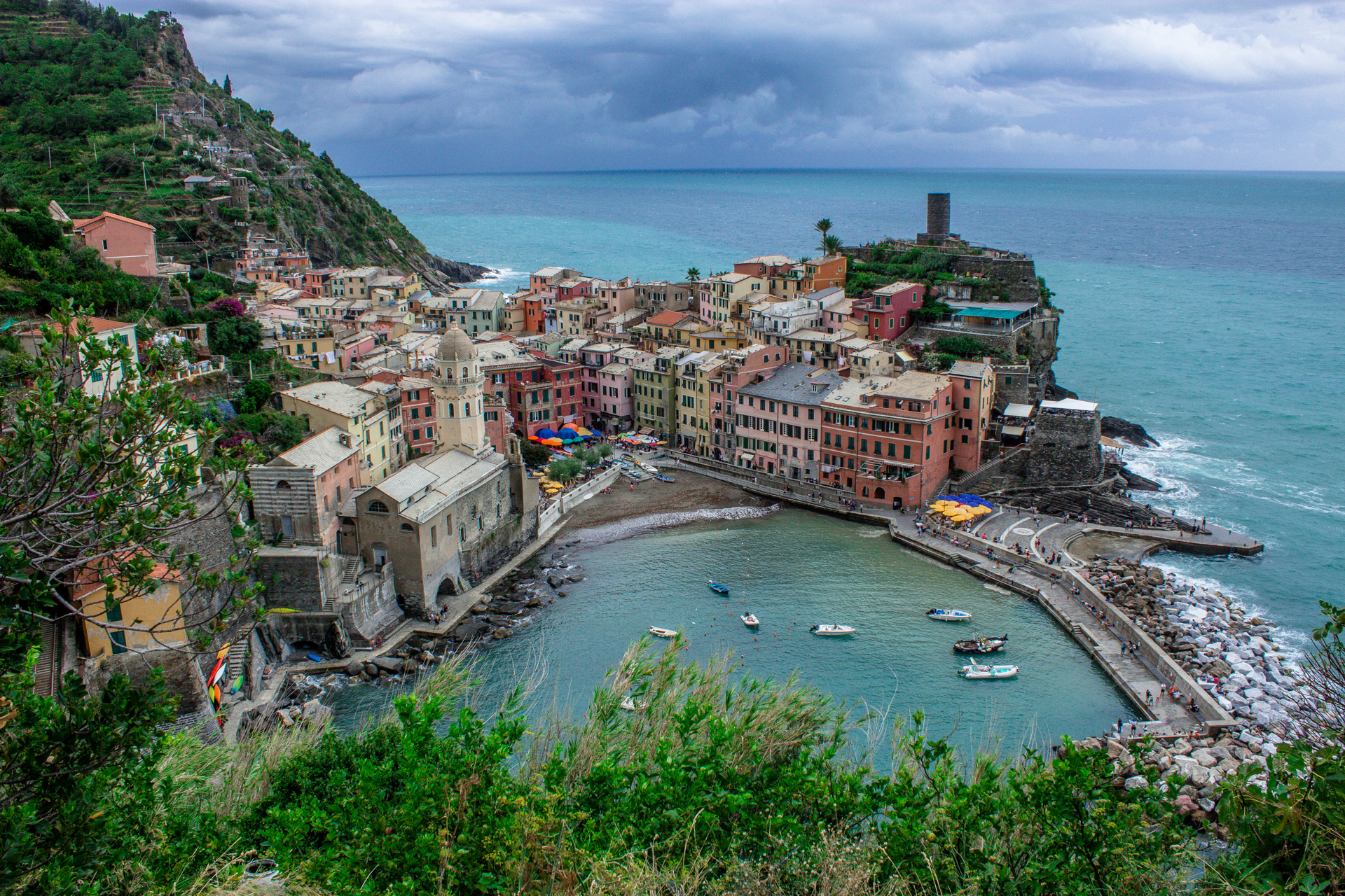 Vernazza - Cinque Terre.
Farbenfrohe Häuser ergeben ein buntes Mosaik, so wie sie in die Felsen gebaut sind.
