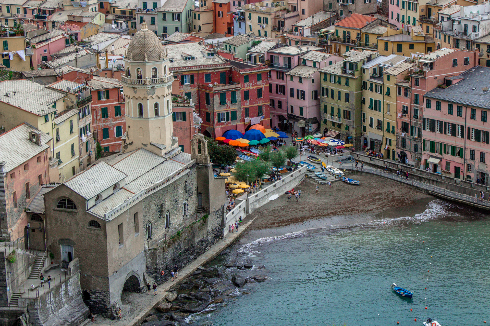Vernazza - Cinque Terre.
Die kleine Piazza am Meer mit typisch ligurischen Häusern und bunten Sonnenschirmen faszinieren.