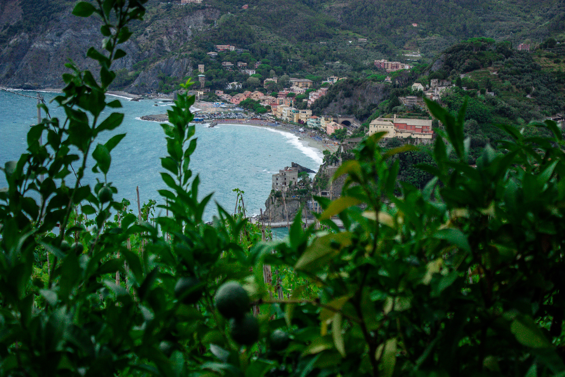 Blick vom Wanderweg auf Monterosso - Cinque Terre.