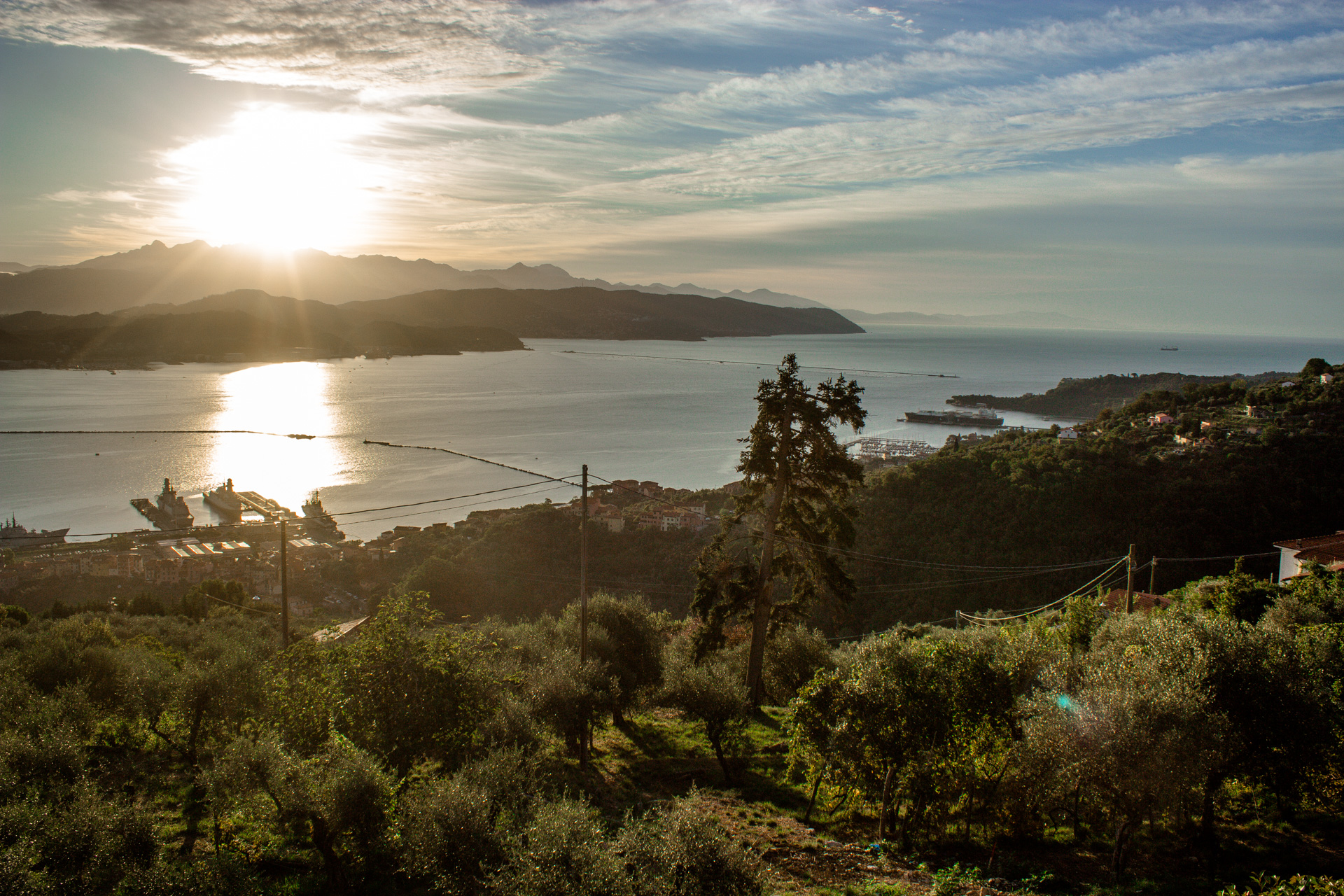 Sonnenaufgang vom Balkon. 
Das Mittelmeer und die Apuanische Alpen.