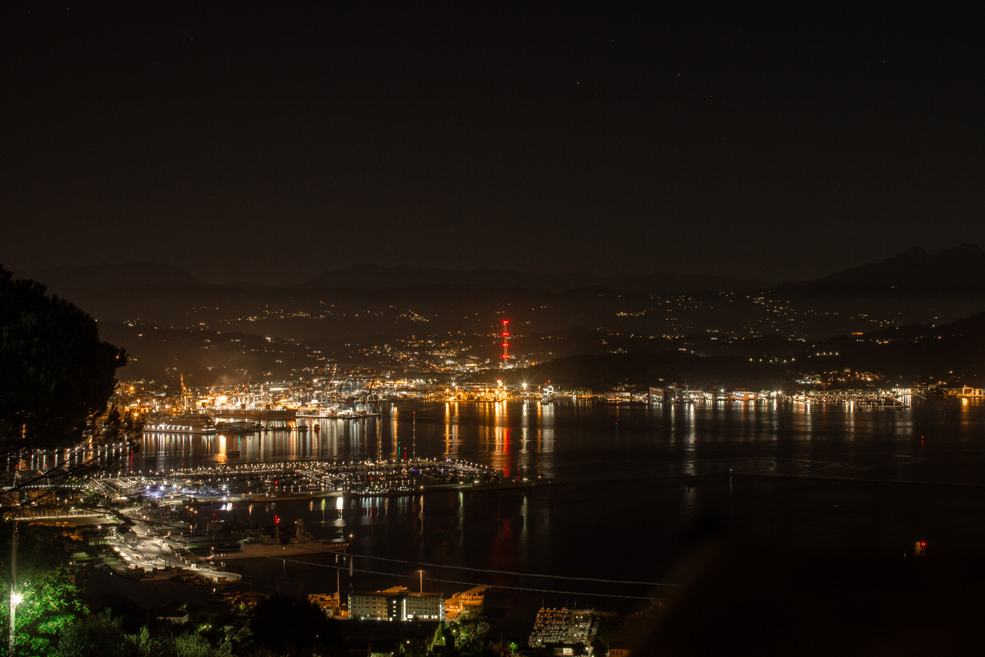 La Spezia bei Nacht.