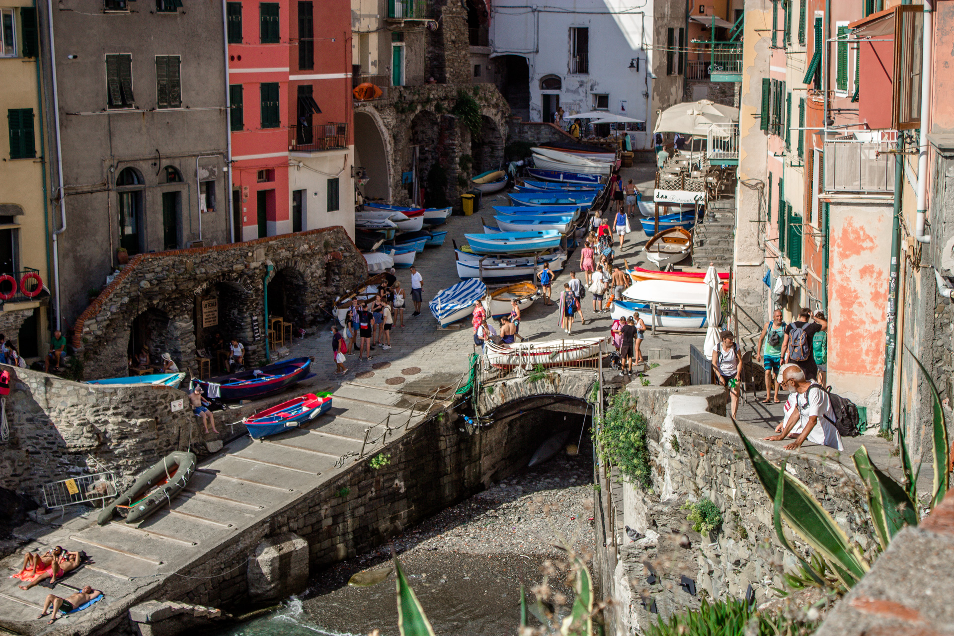 Riomaggiore - Cinque Terre. 
Das Leben der Bewohner spielt sich hauptsächlich entlang der aufwärts führenden Straße ab. Hier gibt es zahlreiche Geschäfte, Cafés und Restaurants.